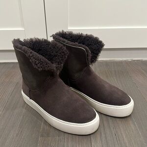 UGG Women’s Lynus Sneaker